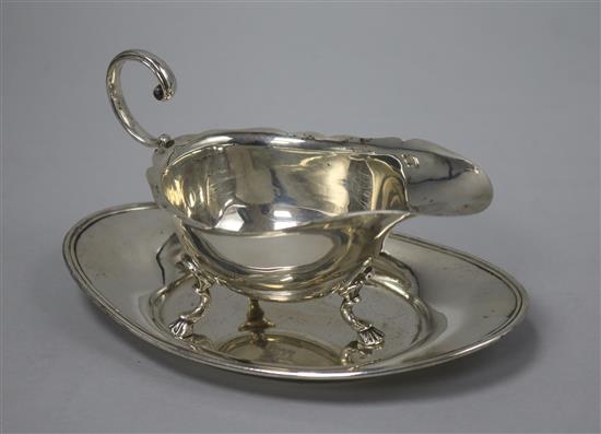An American sterling silver sauce boat and stand,